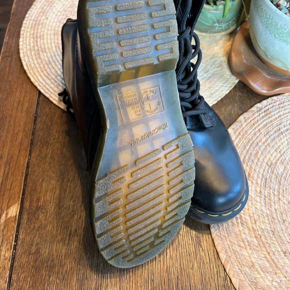 DR. MARTENS 1460 8-EYE BOOT IN BLACK SMOOTH LEATHER - SIZE 7 - Picture 4 of 5